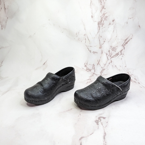 Sanita Clog Shoe Women US 6 EUR 37 Black Low Top Slip On Floral Tooled - Picture 5 of 11